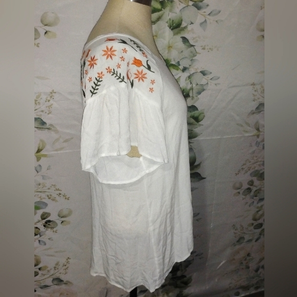 5For$12 Whote Embroidered Top - Picture 1 of 6